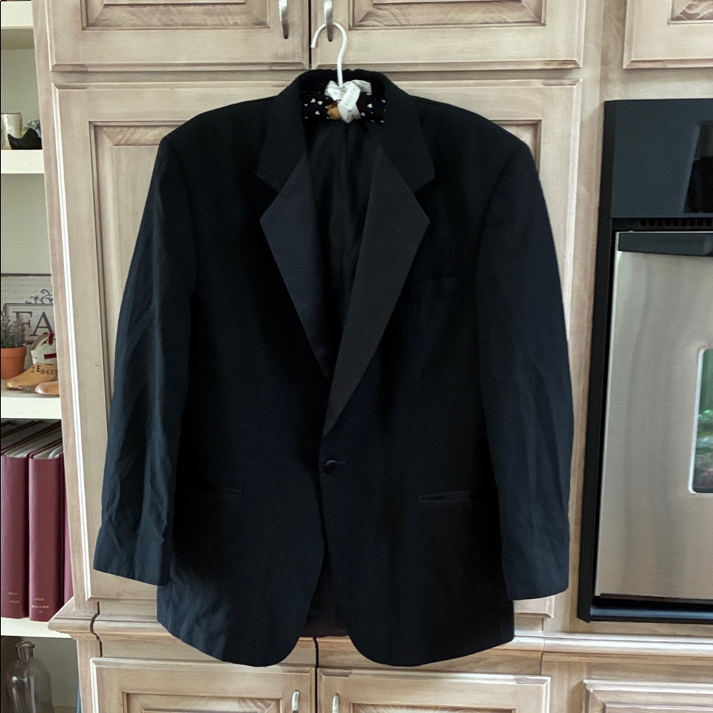 Classic Black Men's evening tuxedo
Jacket sz 40R Raffinali